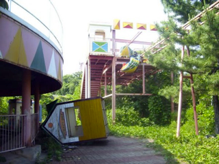 Illustration for article titled The Crumbling Chaos of Abandoned Amusement Parks